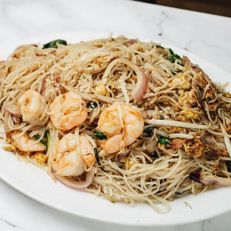 Stir‑fried rice noodles with shrimp, egg and vegetables